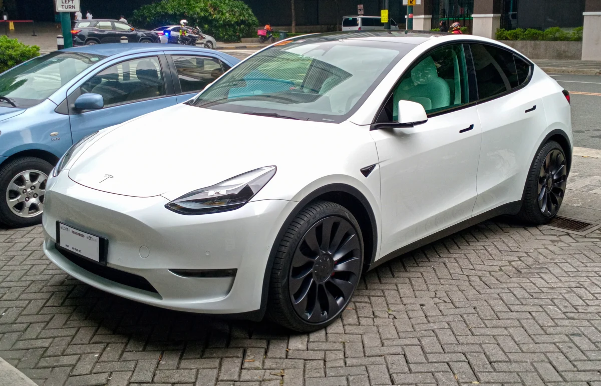 Tesla vehicle or wheel illustrating tyre specification advice