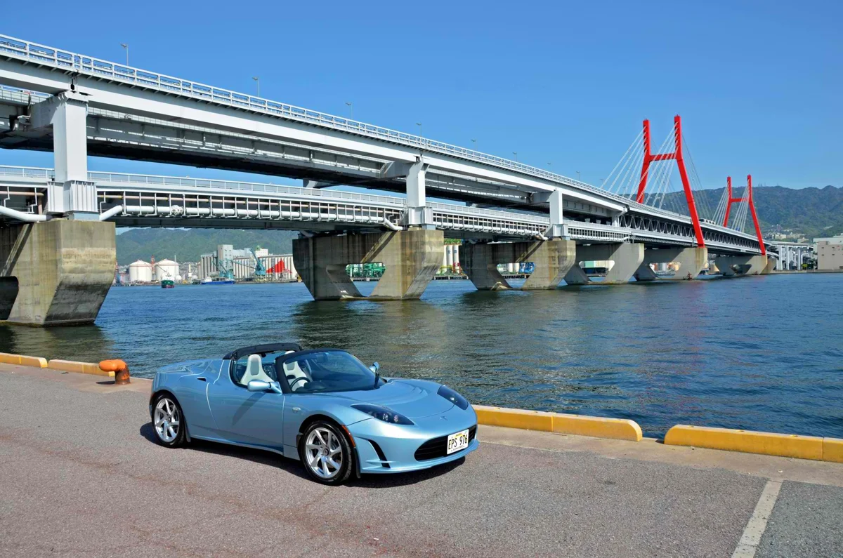 Tesla Roadster reference vehicle with visible wheels